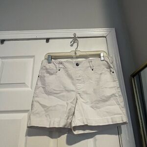 White Bermudas with Classic Style and Comfortable Fit